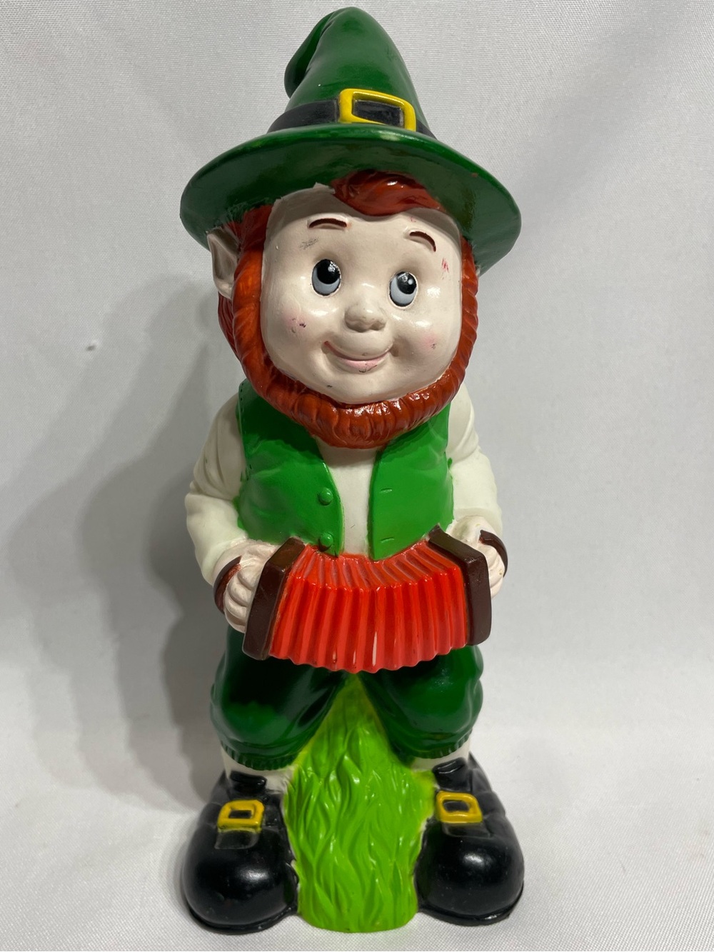 10” Vintage 1993 Art Line hard rubber/plastic accordion-playing leprechaun figur